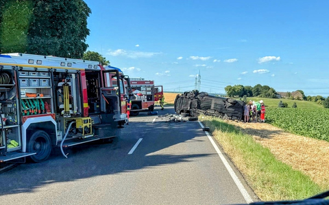 FW Grevenbroich: Vier Verletzte nach schwerem Verkehrsunfall bei Grevenbroich / Schwerverletzte mit Rettungshubschrauber in Kliniken geflogen - Foto: presseportal.de