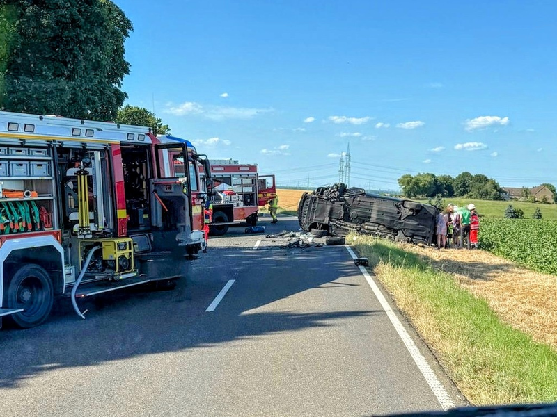 FW Grevenbroich: Vier Verletzte nach schwerem Verkehrsunfall bei Grevenbroich / Schwerverletzte mit Rettungshubschrauber in Kliniken geflogen - Foto: presseportal.de
