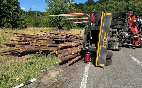 POL-PDPS: Unfall eines mit Langholz beladenen Sattelzugs - Foto: presseportal.de