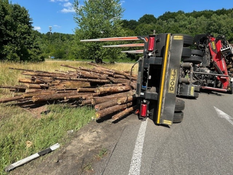 POL-PDPS: Unfall eines mit Langholz beladenen Sattelzugs - Foto: presseportal.de