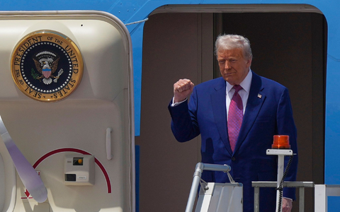 Trump kĂĽndigte auf seiner Nahostreise an, alle Sanktionen gegen Syrien aufzuheben. (Archivbild) - Foto: Alex Brandon/AP/dpa Trump kĂĽndigte auf seiner Nahostreise an, alle Sanktionen gegen Syrien aufzuheben. (Archivbild) - Foto: Alex Brandon/AP/dpa