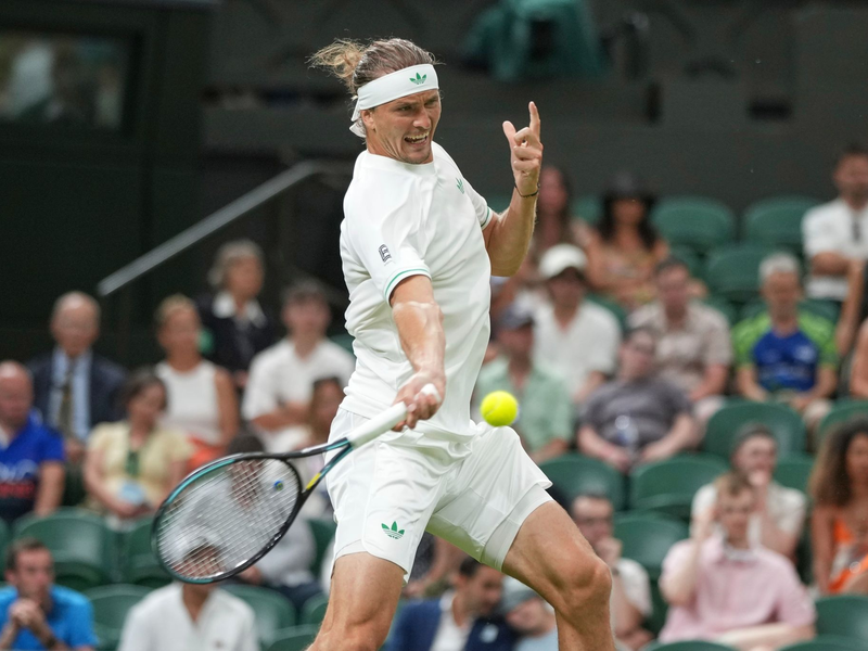 Alexander Zverev spielt am Dienstag seine Erstrundenpartie zu Ende. - Foto: Alastair Grant/AP/dpa