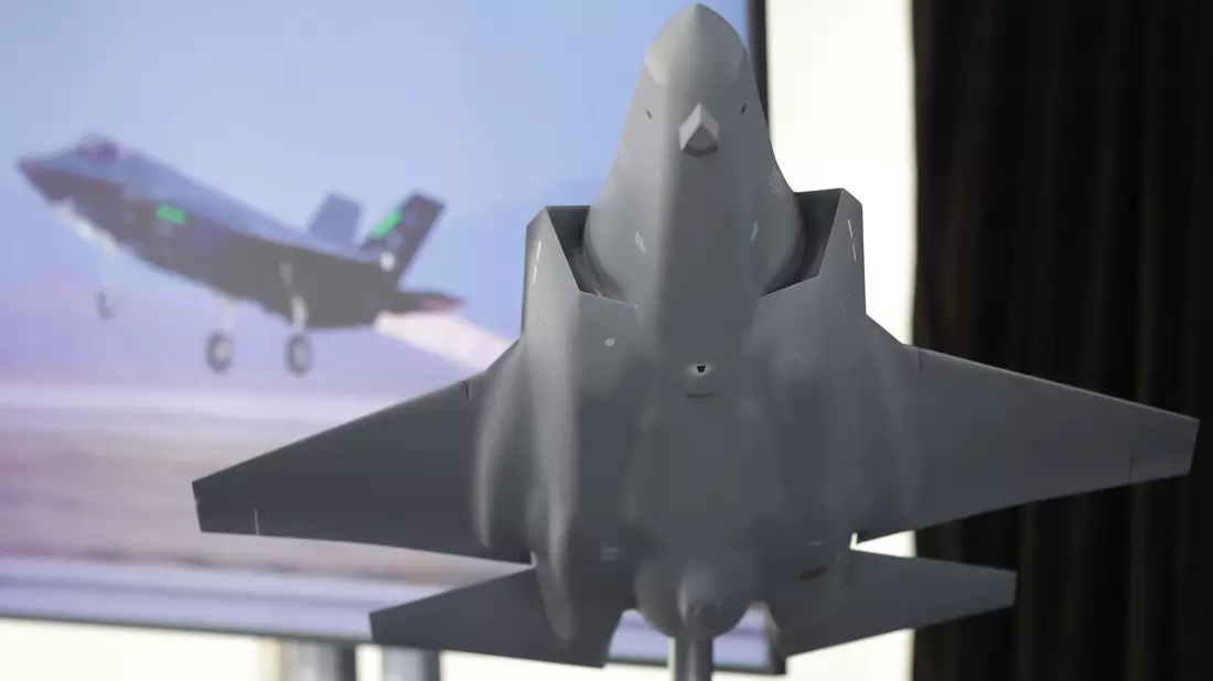 Das Modell des amerikanischen Tarnkappenbombers F35 - in Weeze soll künftig dessen Rumpfmittelteil gefertigt werden. - Bild: David Young/dpa