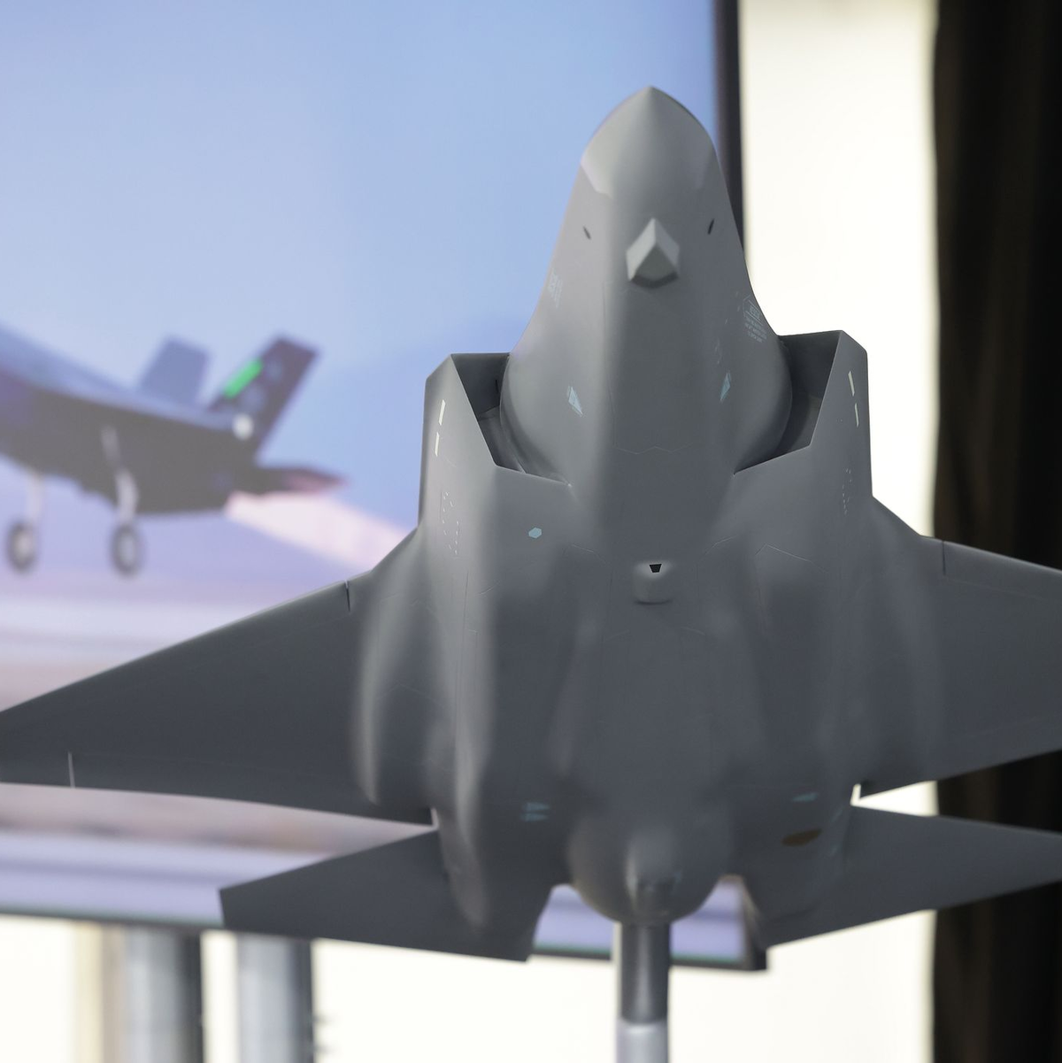 Das Modell des amerikanischen Tarnkappenbombers F35 - in Weeze soll künftig dessen Rumpfmittelteil gefertigt werden. - Foto: David Young/dpa