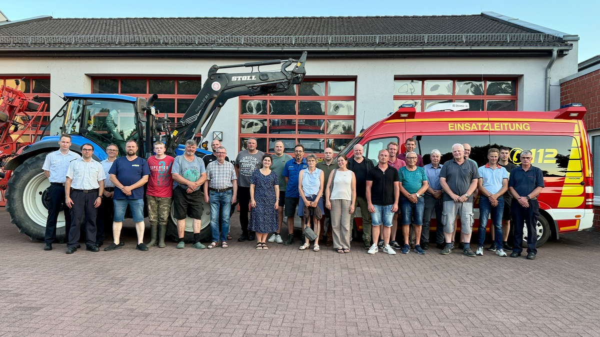 FW Hünxe: Feuerwehr Hünxe tauscht sich über die Zusammenarbeit mit landwirtschaftlichen Betrieben aus - Foto: presseportal.de