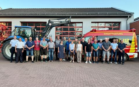 FW Hünxe: Feuerwehr Hünxe tauscht sich über die Zusammenarbeit mit landwirtschaftlichen Betrieben aus - Foto: presseportal.de