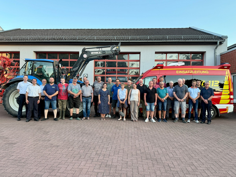 FW Hünxe: Feuerwehr Hünxe tauscht sich über die Zusammenarbeit mit landwirtschaftlichen Betrieben aus - Foto: presseportal.de