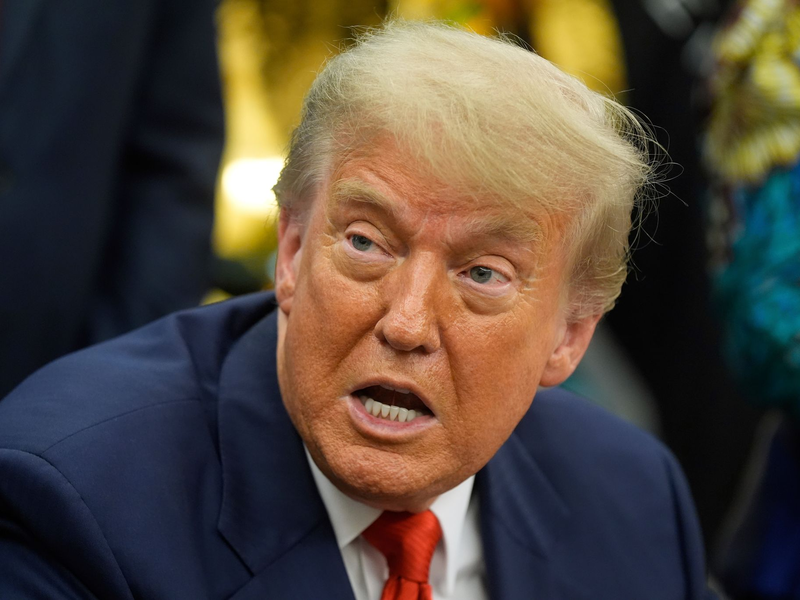 Im Streit mit Elon Musk lässt sich Trump einmal mehr über den Tech-Milliardär aus. - Foto: Manuel Balce Ceneta/AP/dpa