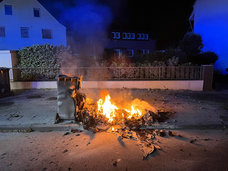POL-SO: Mülltonnenbrand am Hellinghäuser Weg - Foto: presseportal.de