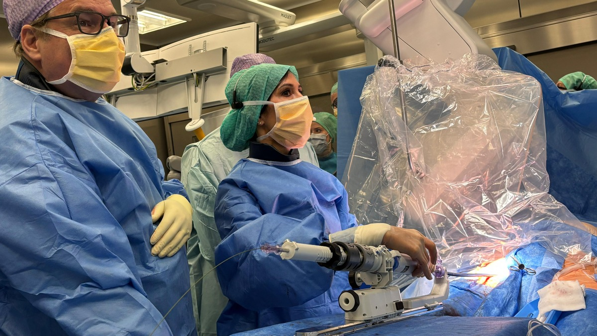 Neuer Impuls für Frauen in der Herzmedizin / Erstmals führt eine Frau in Deutschland einen kathetergestützten Trikuspidalklappenersatz über die Leistenvene durch - Foto: presseportal.de