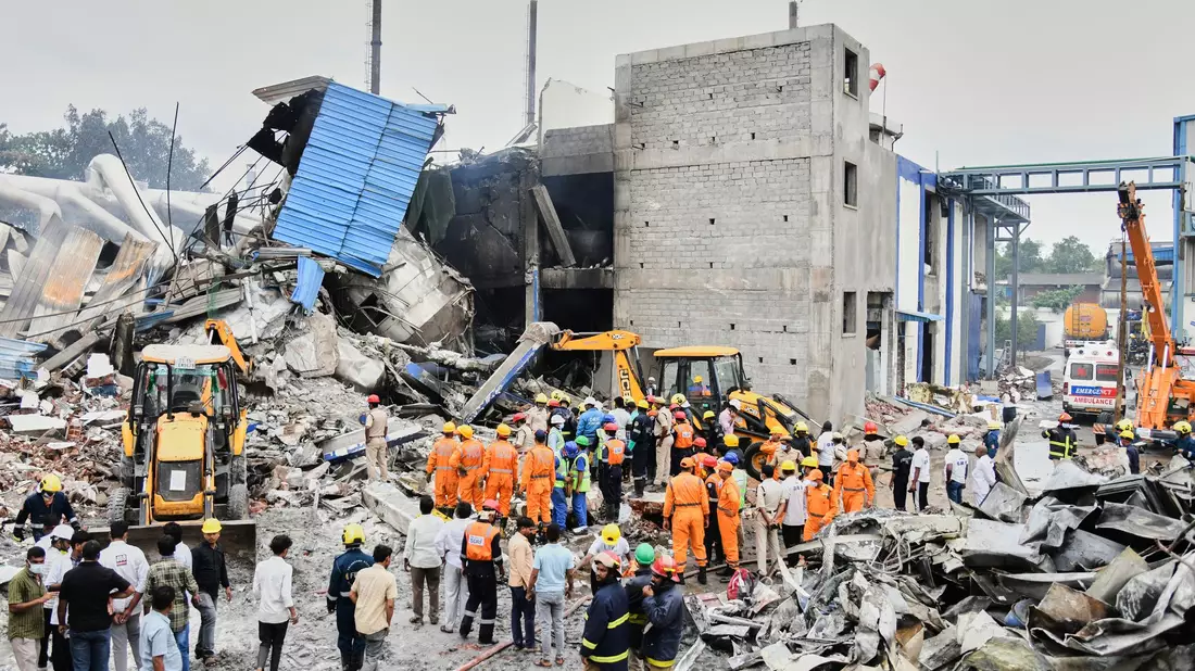 Rettungskräfte suchen nach einer Explosion und einem Brand in einer Pharmafabrik in einem Industriegebiet in der Nähe von Hyderabad nach Überlebenden. (Foto Archiv) - Bild: Uncredited/AP/dpa