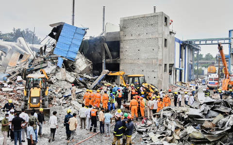 Rettungskräfte suchen nach einer Explosion und einem Brand in einer Pharmafabrik in einem Industriegebiet in der Nähe von Hyderabad nach Überlebenden. (Foto Archiv) - Foto: Uncredited/AP/dpa