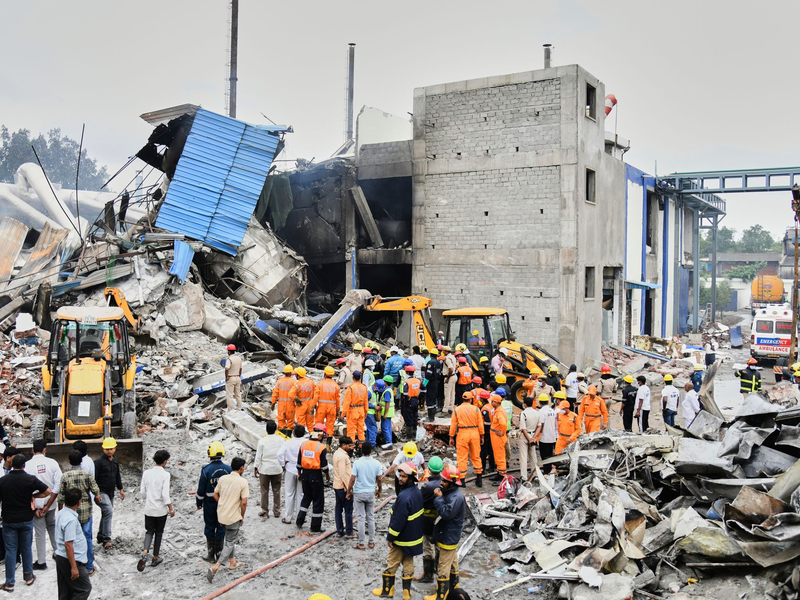 Rettungskräfte suchen nach einer Explosion und einem Brand in einer Pharmafabrik in einem Industriegebiet in der Nähe von Hyderabad nach Überlebenden. (Foto Archiv) - Foto: Uncredited/AP/dpa
