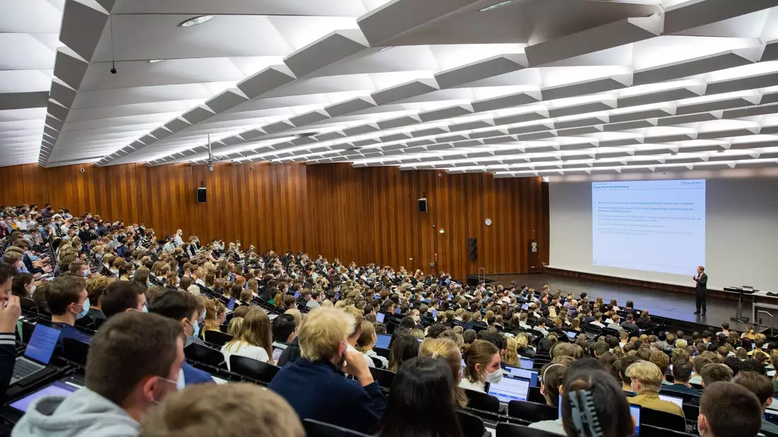 Die Zahl der Studiengänge ohne Zugangsbeschränkungen steigt in Deutschland weiter an. (Archivbild) - Bild: Rolf Vennenbernd/dpa