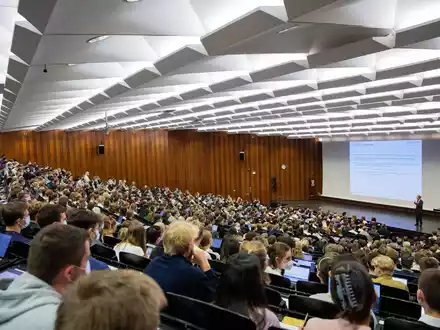 Die Zahl der Studiengänge ohne Zugangsbeschränkungen steigt in Deutschland weiter an. (Archivbild) - Foto: Rolf Vennenbernd/dpa