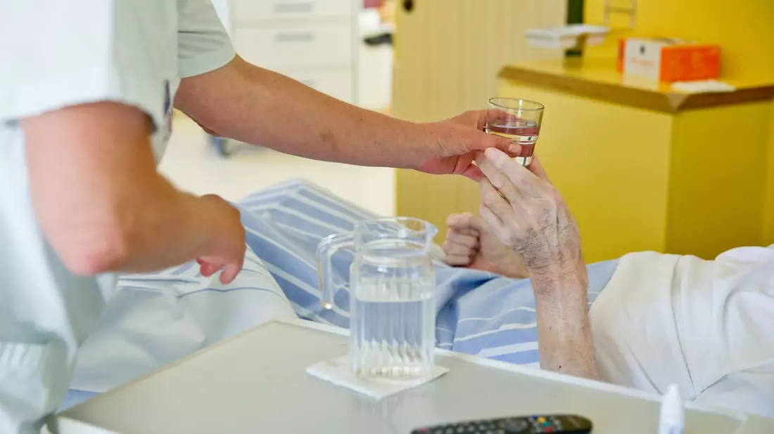 Hitze wie in diesen Tagen ist ein erhebliches Gesundheitsrisiko. (Archivbild) - Bild: Daniel Karmann/dpa