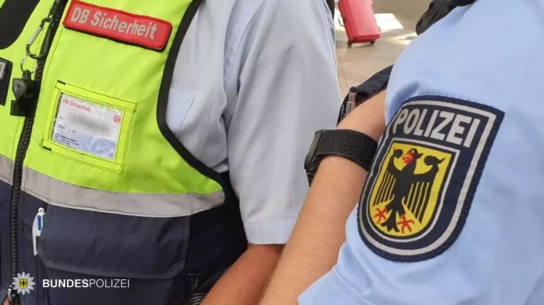 Bundespolizeidirektion München: Weil er zu laut telefonierte / Mann schlägt Mitreisenden in S-Bahn - Bild: presseportal.de