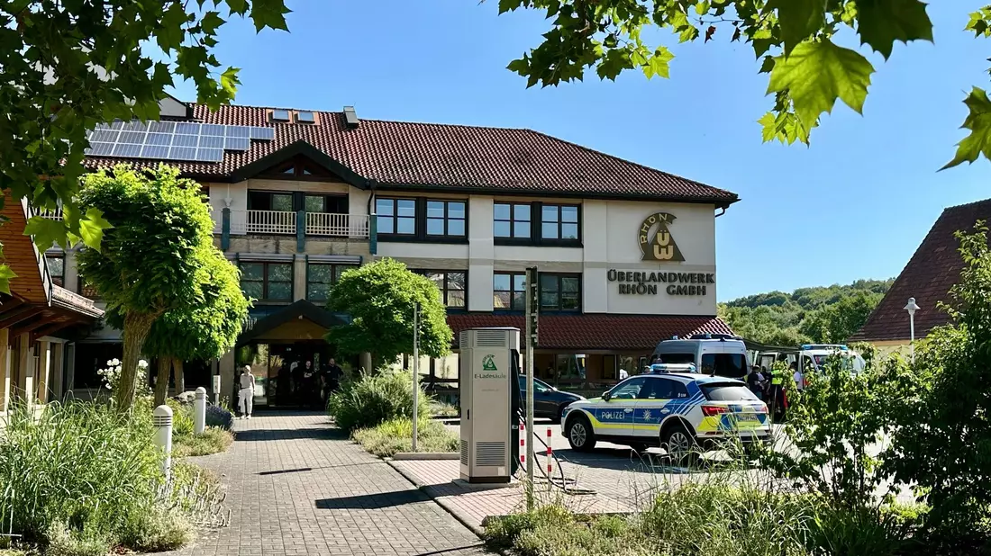 Bei dem Angriff in Mellrichstadt war eine Frau gestorben, zwei Männer wurden schwer verletzt. - Bild: Daniel Vogl/dpa