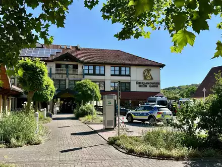 Bei dem Angriff in Mellrichstadt war eine Frau gestorben, zwei Männer wurden schwer verletzt. - Foto: Daniel Vogl/dpa