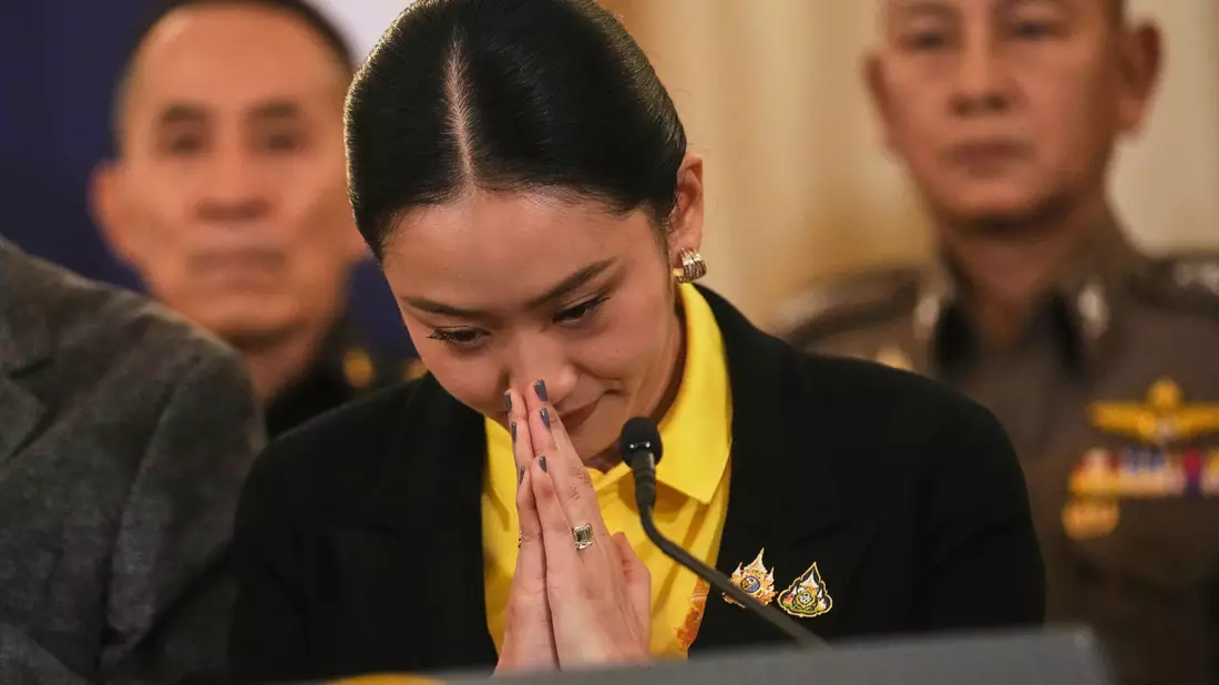 Nach umstrittenen Aussagen in einem geleakten Telefonmitschnitt war Thailands Regierungschefin unter Druck geraten. (Archivbild) - Bild: Sakchai Lalit/AP/dpa