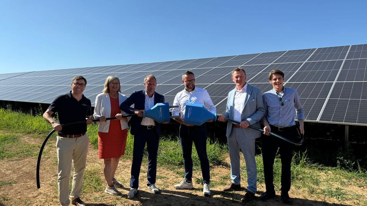 Feierliche Inbetriebnahme des Solarparks Darstadt im Landkreis Würzburg durch MaxSolar GmbH - 70 Megawatt saubere Energie - Foto: presseportal.de