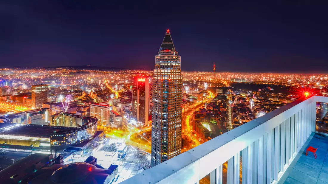 Die neue EU-Behörde AMLA mit Sitz im Frankfurter Messeturm soll Geldwäsche bekämpfen (Archivbild) - Bild: Andreas Arnold/dpa