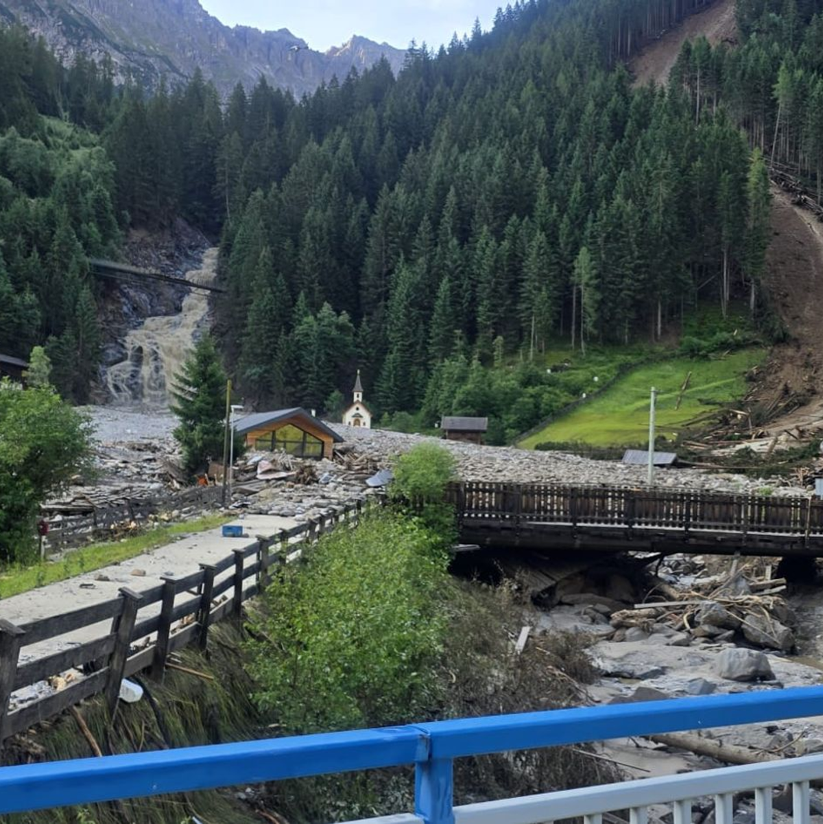 Die Wanderwege sind zu unsicher, Berghütten werden mit einem Helikopter evakuiert. - Foto: Unbekannt/BFV-IBK-LAND/APA/dpa