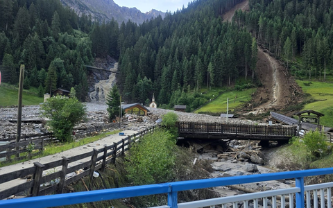 Die Wanderwege sind zu unsicher, Berghütten werden mit einem Helikopter evakuiert. - Foto: Unbekannt/BFV-IBK-LAND/APA/dpa