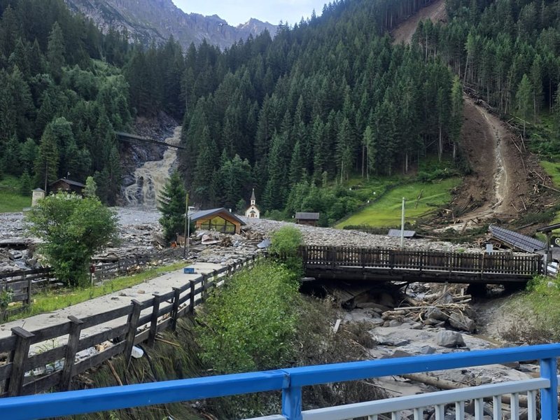 Die Wanderwege sind zu unsicher, Berghütten werden mit einem Helikopter evakuiert. - Foto: Unbekannt/BFV-IBK-LAND/APA/dpa
