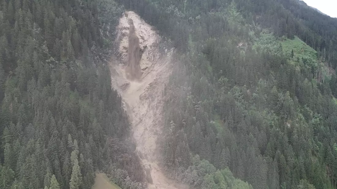 Das Unwetter brachte auch in Neustift einen Hang in Bewegung. - Bild: Unbekannt/BFV-IBK-LAND/APA/dpa