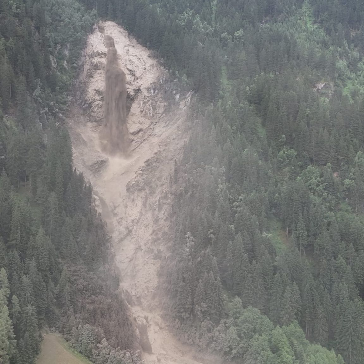 Das Unwetter brachte auch in Neustift einen Hang in Bewegung. - Foto: Unbekannt/BFV-IBK-LAND/APA/dpa