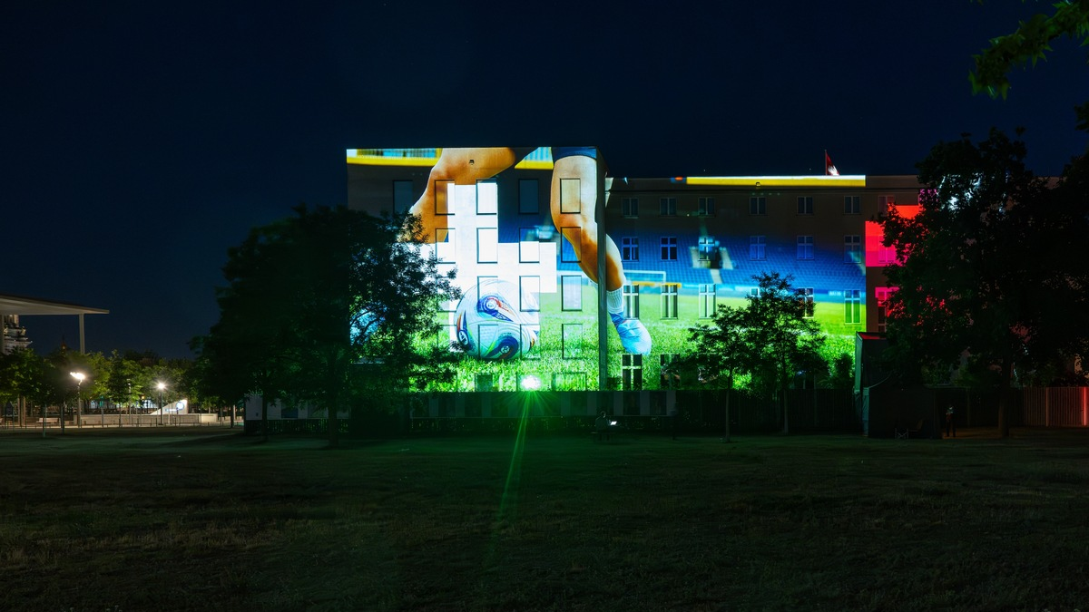 Lichtkunst zur Women's EURO an der Schweizerischen Botschaft in Berlin - Foto: presseportal.de