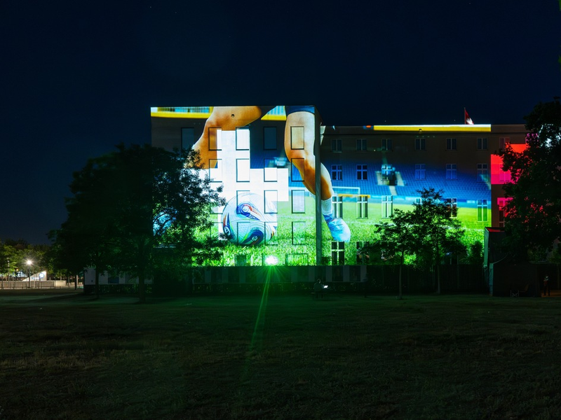 Lichtkunst zur Women's EURO an der Schweizerischen Botschaft in Berlin - Foto: presseportal.de