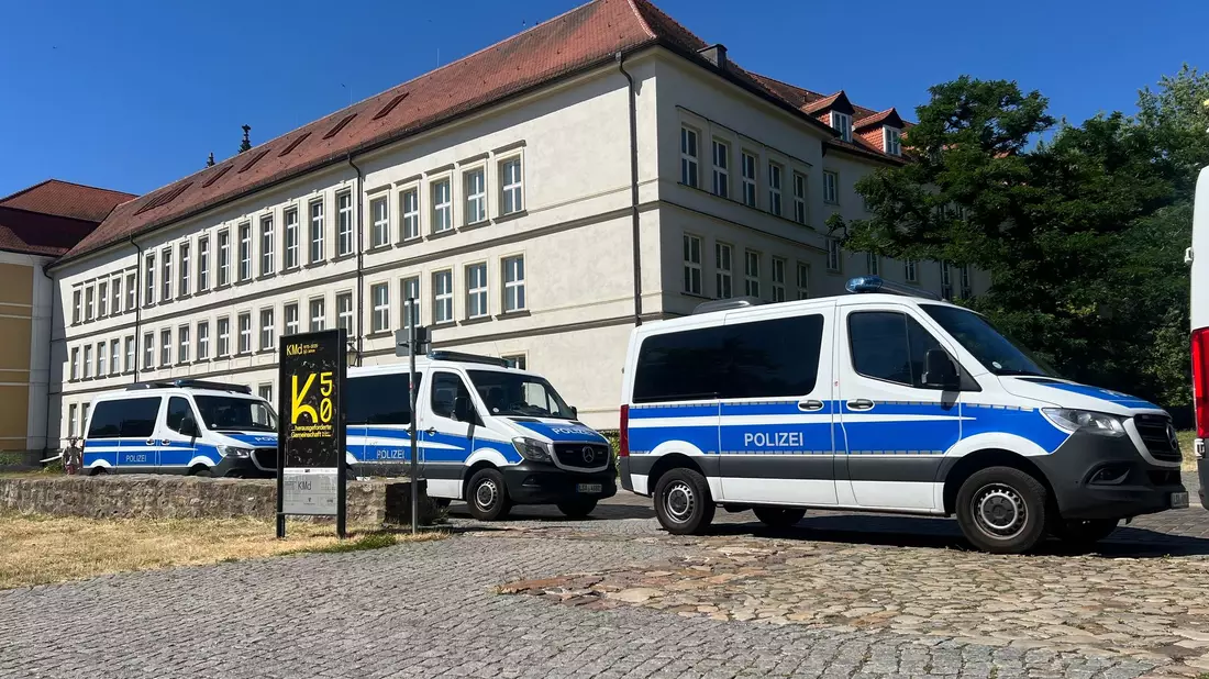 Gegen Mittag rückten weitere Ermittler mit einem Lastwagen an. - Bild: Christopher Kissmann/dpa