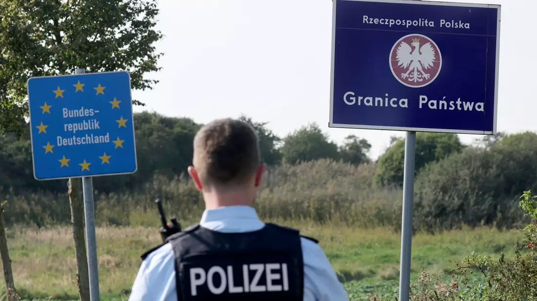 Der Ärger über deutsche Kontrollen an der gemeinsamen Grenze ist in Polen gestiegen. Nun will das Land selbst Kontrollen einführen. (Archivbild) - Bild: Bernd Wüstneck/dpa