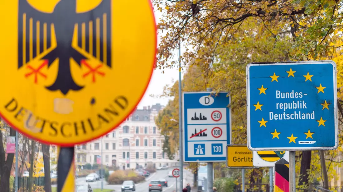 Der Ärger über deutsche Kontrollen an der gemeinsamen Grenze ist in Polen gestiegen. Nun will das Land selbst Kontrollen einführen. (Archivbild) - Bild: Monika Skolimowska/dpa
