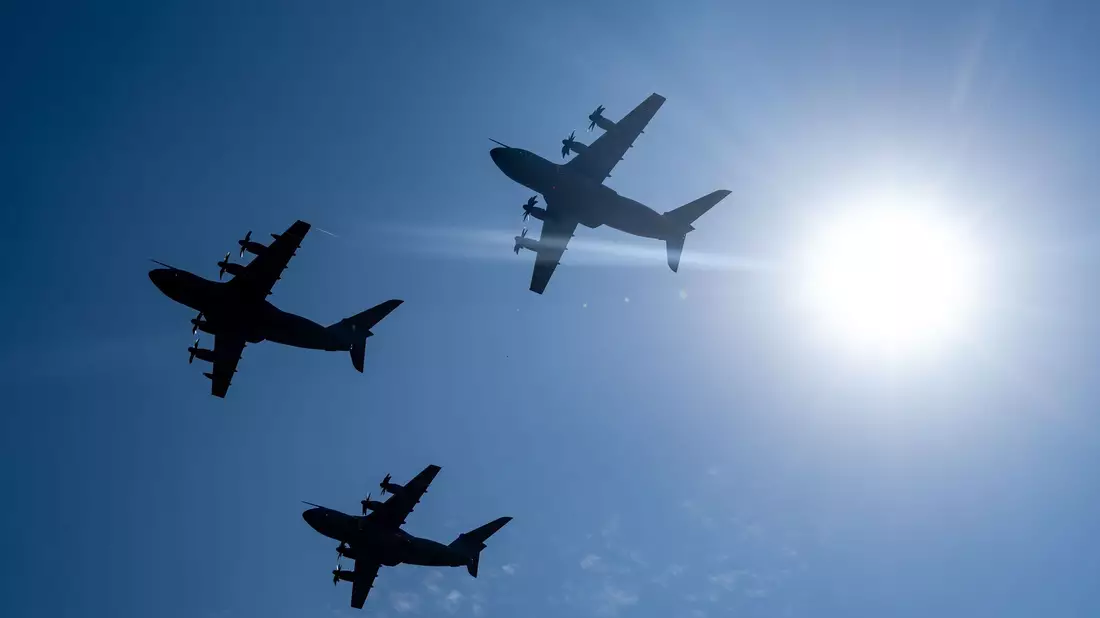 Bei einer Flugvorführung sind drei Airbus-Transportflugzeuge vom Typ A400M am Himmel zu sehen. - Bild: Stefan Sauer/dpa
