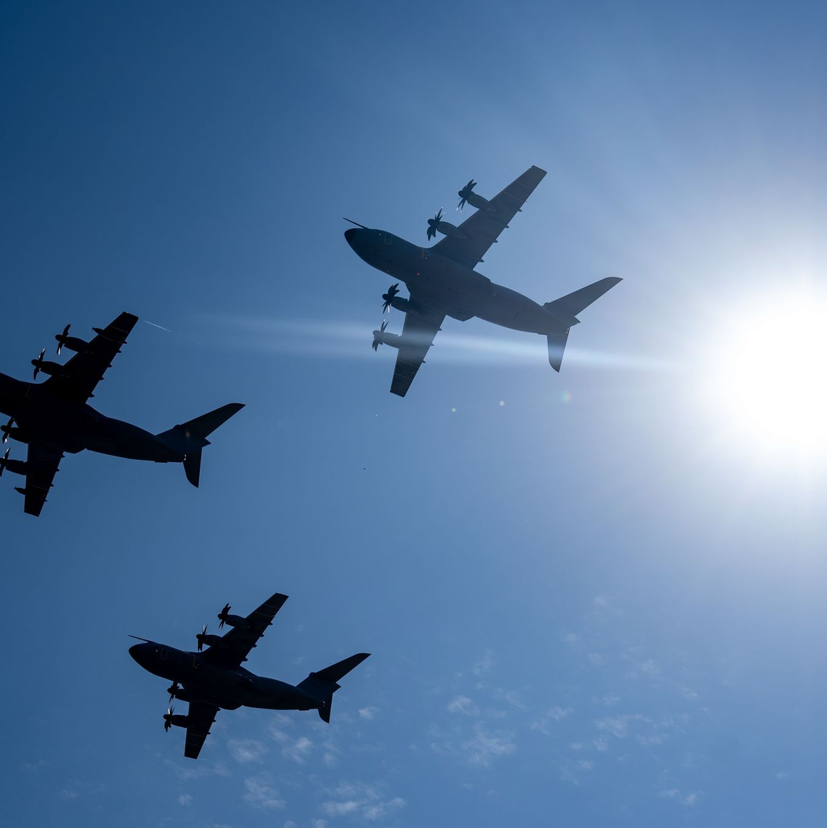 Bei einer Flugvorführung sind drei Airbus-Transportflugzeuge vom Typ A400M am Himmel zu sehen. - Foto: Stefan Sauer/dpa