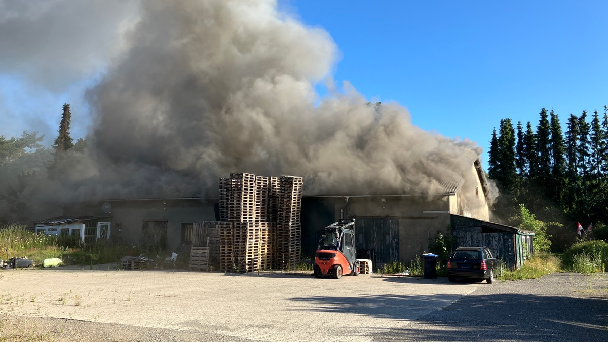 POL-ROW: ++ Hoher Sachschaden bei Scheunenbrand in Lengenbostel - Eine Person vorsorglich ins Krankenhaus ++ - Foto: presseportal.de