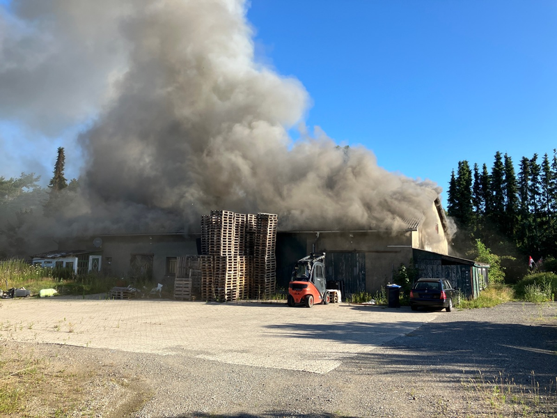POL-ROW: ++ Hoher Sachschaden bei Scheunenbrand in Lengenbostel - Eine Person vorsorglich ins Krankenhaus ++ - Foto: presseportal.de