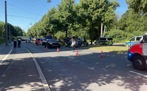 FW-DO: Verkehrsunfall auf der Wittekindstraße - Feuerwehr Dortmund rettet verletzte Person aus überschlagenem Fahrzeug - Foto: presseportal.de