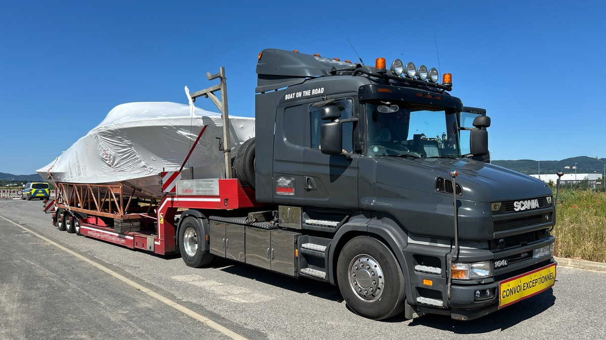 POL-KS: Großraumtransport mit Luxusjacht auf Autobahn gestoppt: Fahrzeug musste wegen erheblichen Mängeln stehen bleiben - Foto: presseportal.de