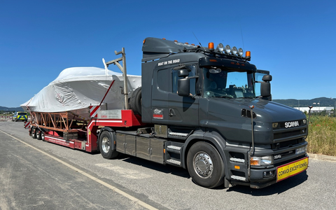 POL-KS: Großraumtransport mit Luxusjacht auf Autobahn gestoppt: Fahrzeug musste wegen erheblichen Mängeln stehen bleiben - Foto: presseportal.de POL-KS: Großraumtransport mit Luxusjacht auf Autobahn gestoppt: Fahrzeug musste wegen erheblichen Mängeln stehen bleiben - Foto: presseportal.de
