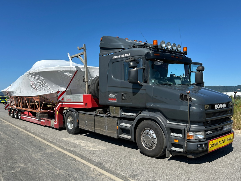 POL-KS: GroĂraumtransport mit Luxusjacht auf Autobahn gestoppt: Fahrzeug musste wegen erheblichen MĂ€ngeln stehen bleiben - Foto: presseportal.de