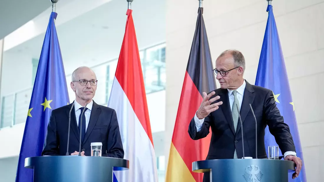 Bundeskanzler Friedrich Merz (CDU) verteidigt Grenzkontrollen gegen Kritik aus Nachbarländern. - Bild: Kay Nietfeld/dpa