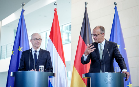 Bundeskanzler Friedrich Merz (CDU) verteidigt Grenzkontrollen gegen Kritik aus Nachbarländern. - Foto: Kay Nietfeld/dpa