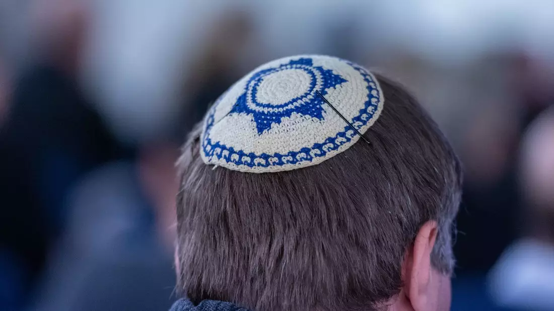 Ein Spion soll für den Iran Juden und jüdische Einrichtungen in Berlin ausgespäht haben. (Symbolbild) - Bild: Christophe Gateau/dpa