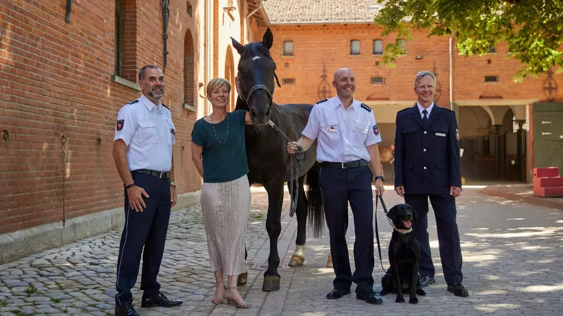 POL-H: Polizeihauptkommissar Benedikt Borzichowski übernimmt Leitung der Reiter- und Diensthundführerstaffel der Polizei Hannover - Bild: presseportal.de