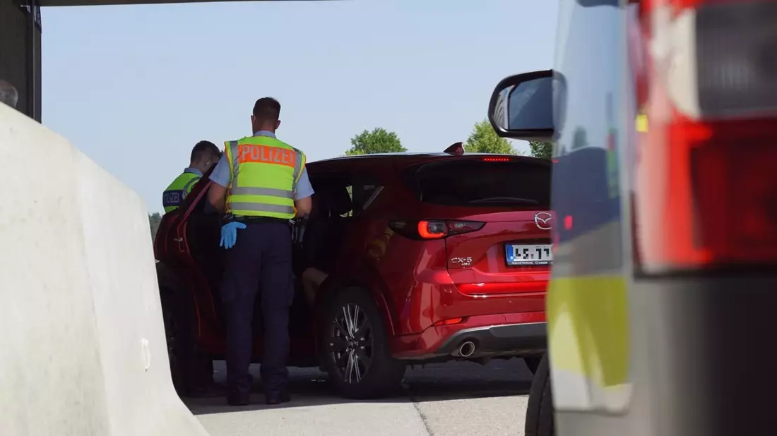 Bundespolizeidirektion München: Unerlaubt per Auto und Bus aus Italien/ Bundespolizei überführt Schleuser - Bild: presseportal.de