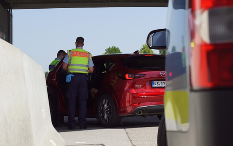 Bundespolizeidirektion München: Unerlaubt per Auto und Bus aus Italien/ Bundespolizei überführt Schleuser - Foto: presseportal.de